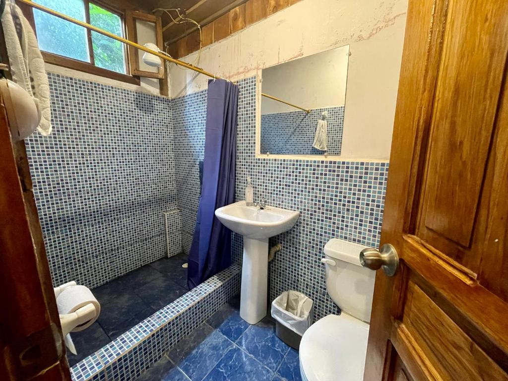 Koupelna v ubytování Inti Mindo Hostel