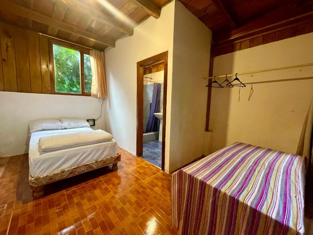 Postel nebo postele na pokoji v ubytování Inti Mindo Hostel