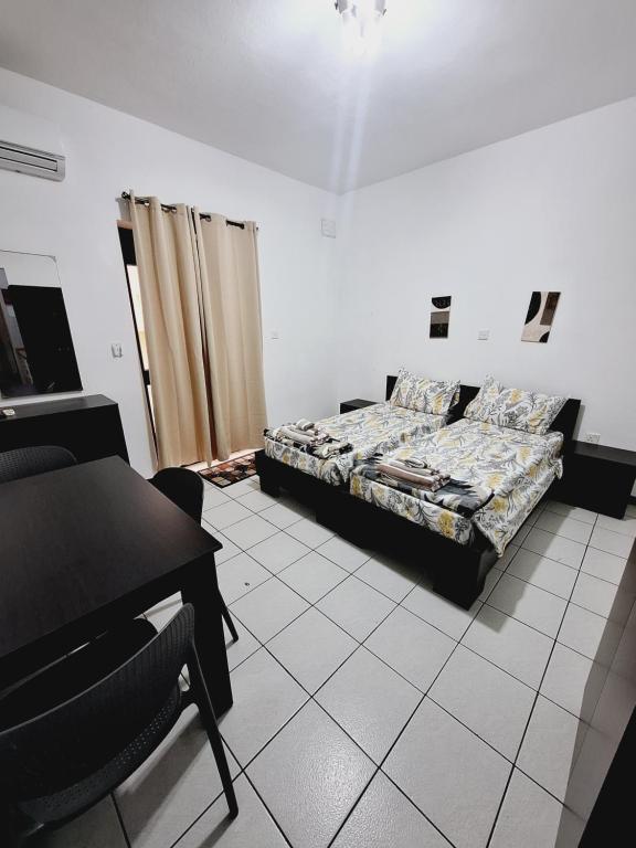 Un pat sau paturi într-o cameră la Lovely Paceville Studio H