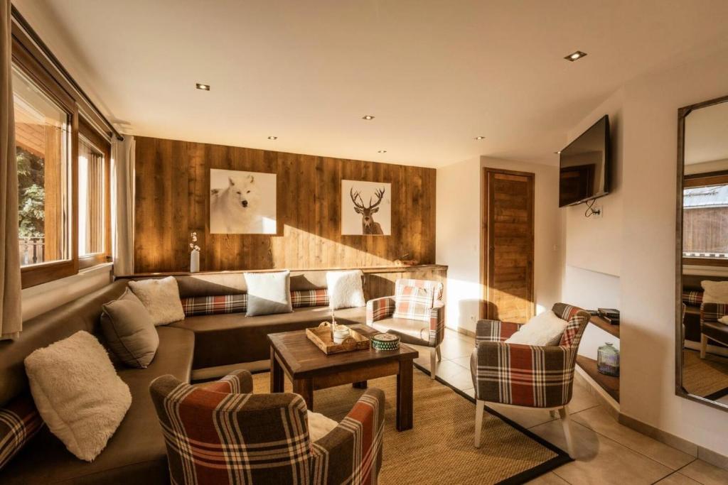 un salon avec un canapé et une table dans l'établissement Résidence Les Fermes Du Planet - 6 pièces duplex 12 personnes exposé Sud MAE-8474, à Valloire
