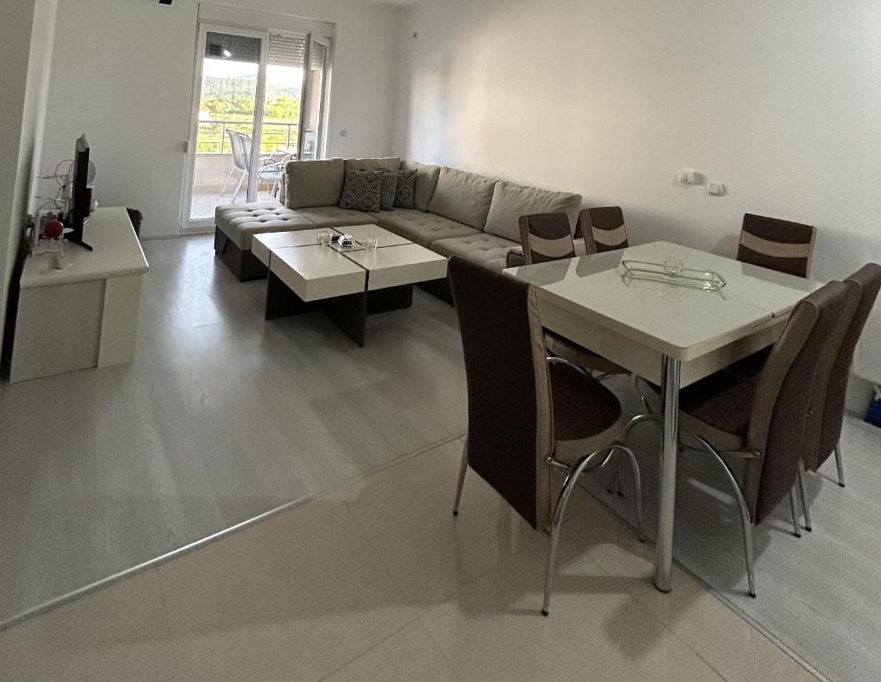una sala de estar con un sofá y una mesa en Apartman Marika, en Gevgelija
