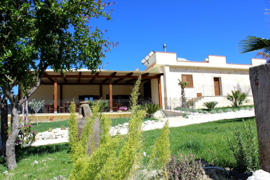 uma vista para a casa a partir do jardim em Agriturismo La Casa di Bacco em Agrigento