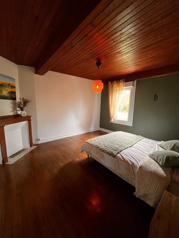 Postel nebo postele na pokoji v ubytování Chambre au domaine du moulin du pont