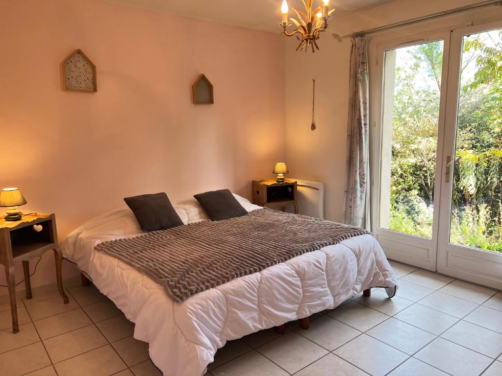 Postel nebo postele na pokoji v ubytování MAISON DES VIGNES