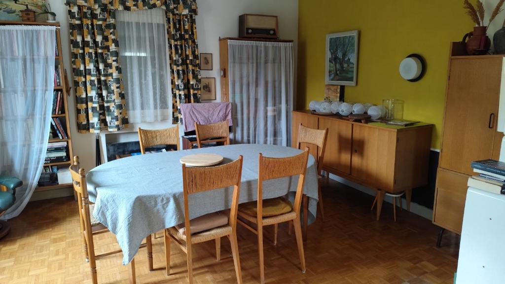 une salle à manger avec une table et des chaises dans l'établissement Maison Serra, à Collioure