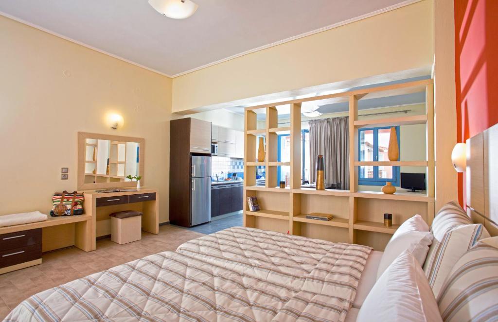 a large bedroom with a bed and a kitchen at Sirena Residence & Spa in Marathokampos