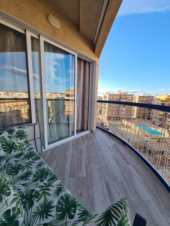 En balkon eller terrasse på Playamar Apartment Santa Pola centro, con piscina