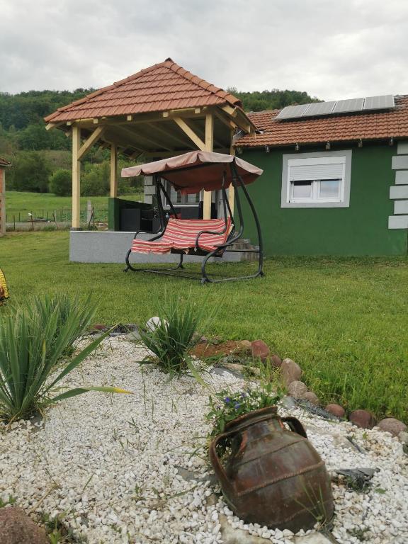 Aed väljaspool majutusasutust Vila Jotic, Zavojsko jezero