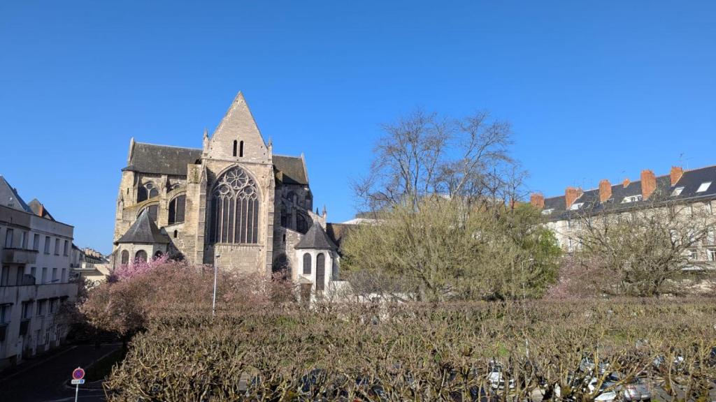 Une vieille église au milieu d'une ville dans l'établissement KnP Voltaire Tours, à Tours