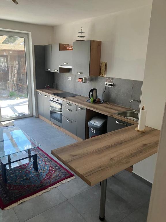 Na KopečkuにあるTřeboň - Apartmány - Vodárenská 534の部屋にある木製のテーブルのあるキッチン