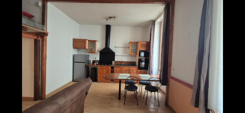 - une cuisine avec un canapé, une table et des chaises dans l'établissement avignon centre appartement 4 personnes, à La Celle-sous-Gouzon