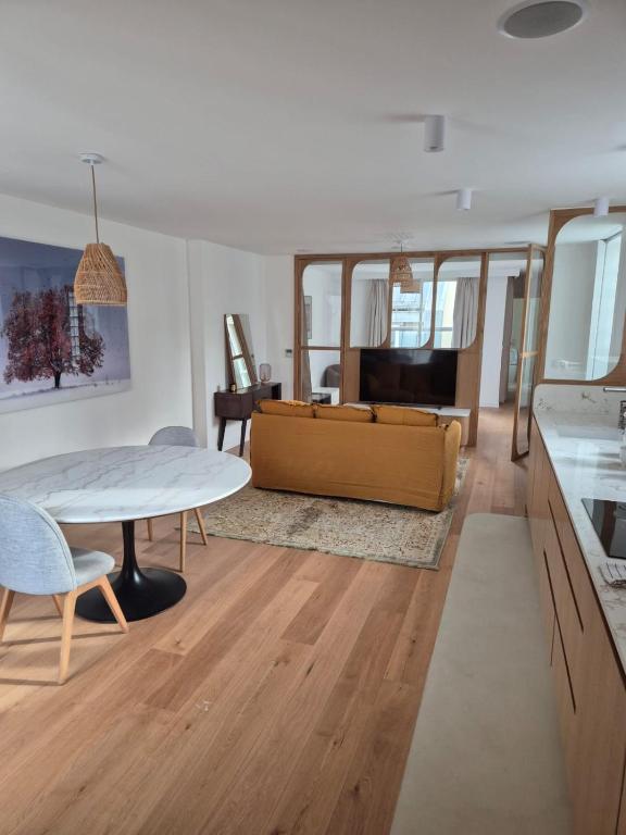 un salon avec une table et un canapé dans l'établissement Cozy apt Paris centre, 5 mins Louvre, à Paris