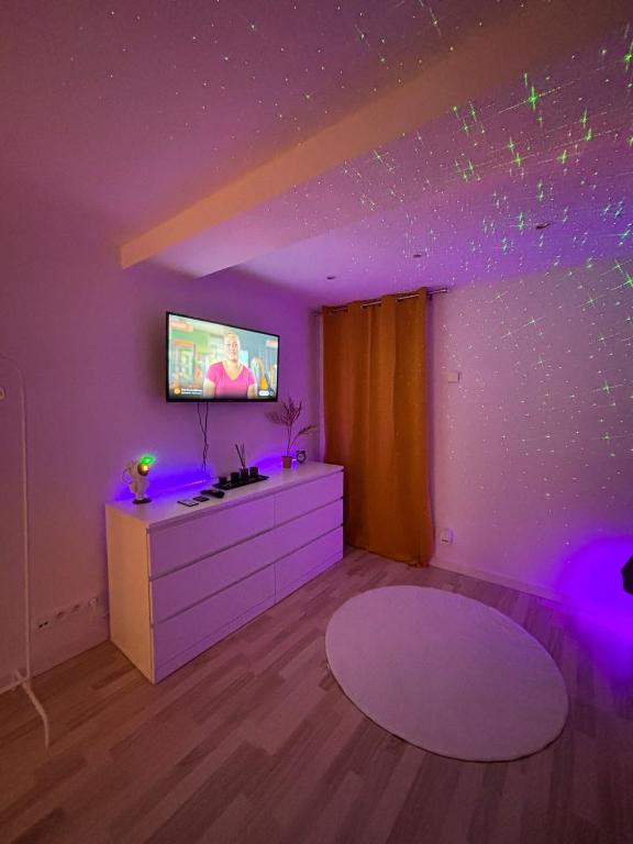 TV a/nebo společenská místnost v ubytování grand studio Huy centre