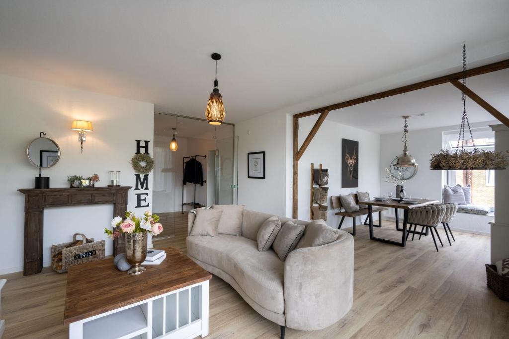 a living room with a couch and a table at Ferienwohnung Casparius in Bad Zwischenahn