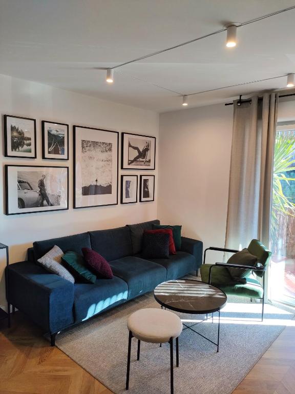 un salon avec un canapé bleu et une table dans l'établissement T2 moderne, à Balaruc-les-Bains