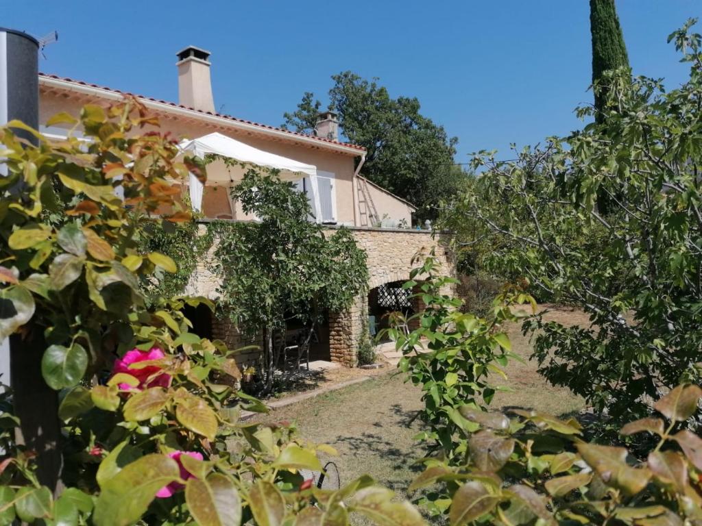 Κήπος έξω από το Les chênes du lac