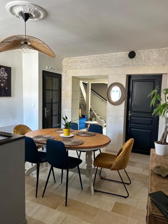 une salle à manger avec une table et des chaises en bois dans l'établissement TI ST BARTH - Maison facile à vivre à Niort, à Niort