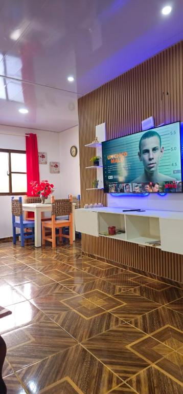 TV a/nebo společenská místnost v ubytování Cabaña Vistas del Bosque jarabacoa aceptamos tarjetas visa o Mastercard