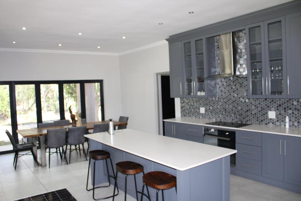 Cucina o angolo cottura di Plot 5 on the Vaal