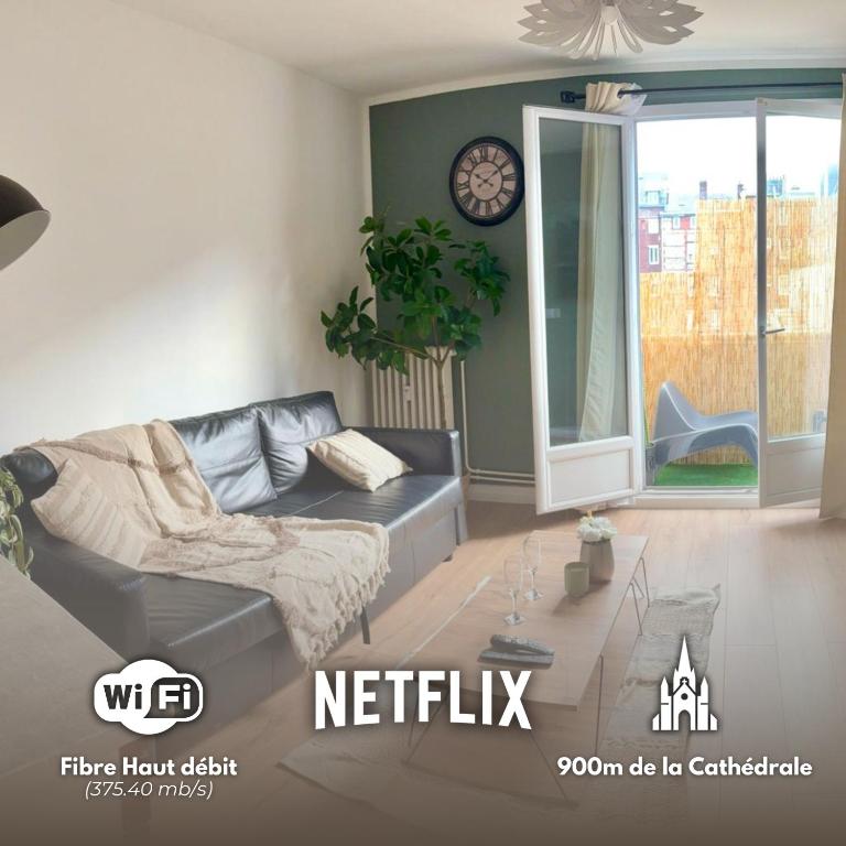 un salon avec un canapé et une fenêtre dans l'établissement La Douce Escale, à Rouen