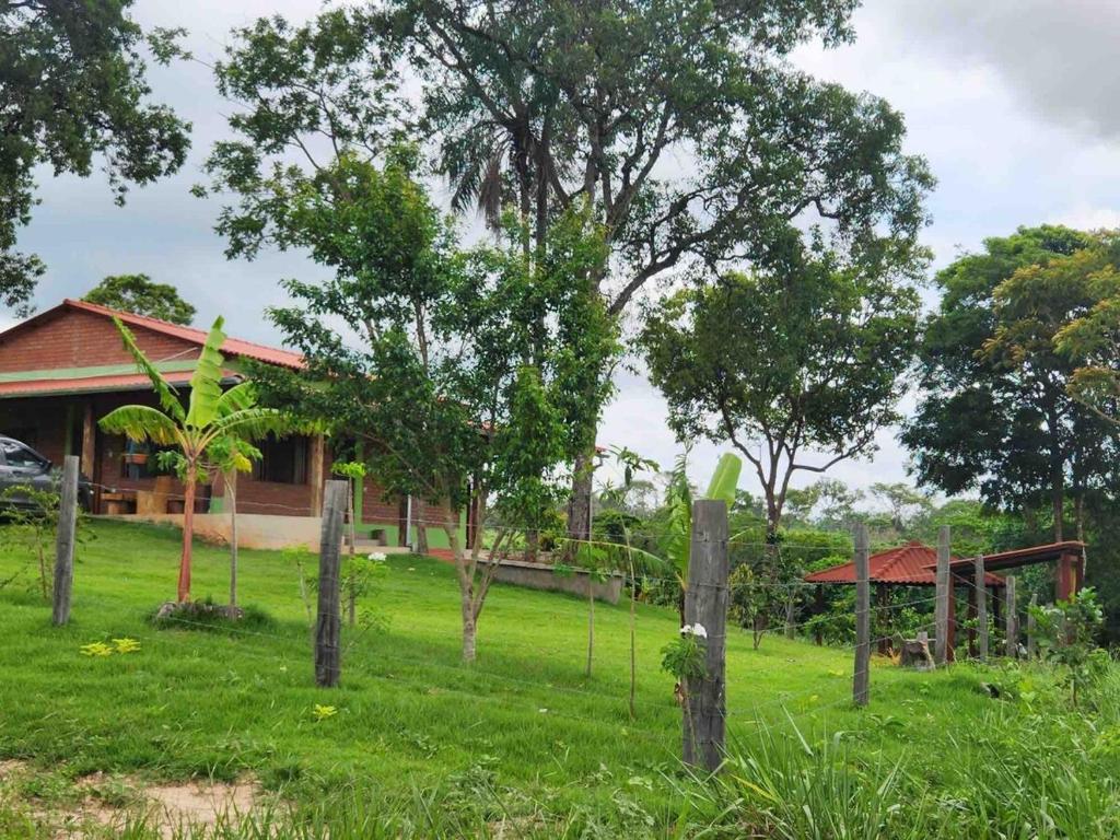 una casa con una valla delante de un patio en Casa de Campo en Buena Vista, en Buena Vista
