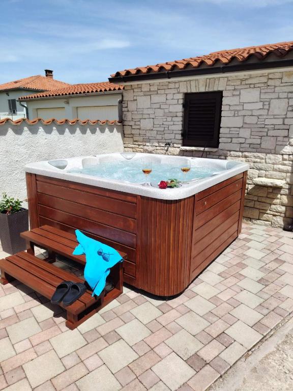 Fotografia z galérie ubytovania Apartman Matija Rebići- Cozy getaway with jacuzzi & kid's playground v destinácii Rebići