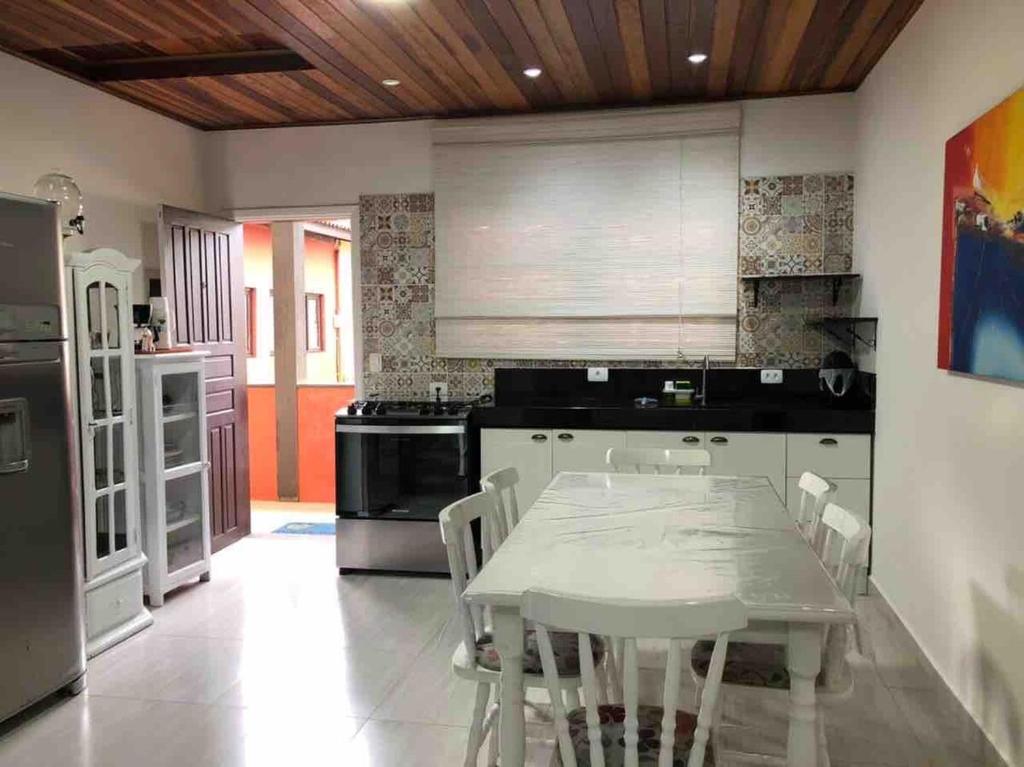 Η κουζίνα ή μικρή κουζίνα στο Apartamento Duplex em Juquehy