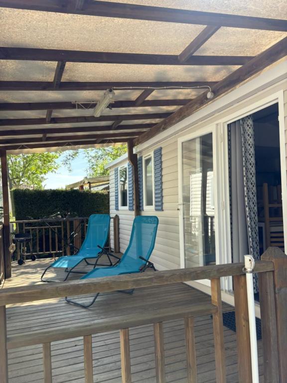 d'une terrasse avec 2 chaises. dans l'établissement Location de Mobil-home 6 à 8 personnes , Vias Camping la Carabasse, à Vias