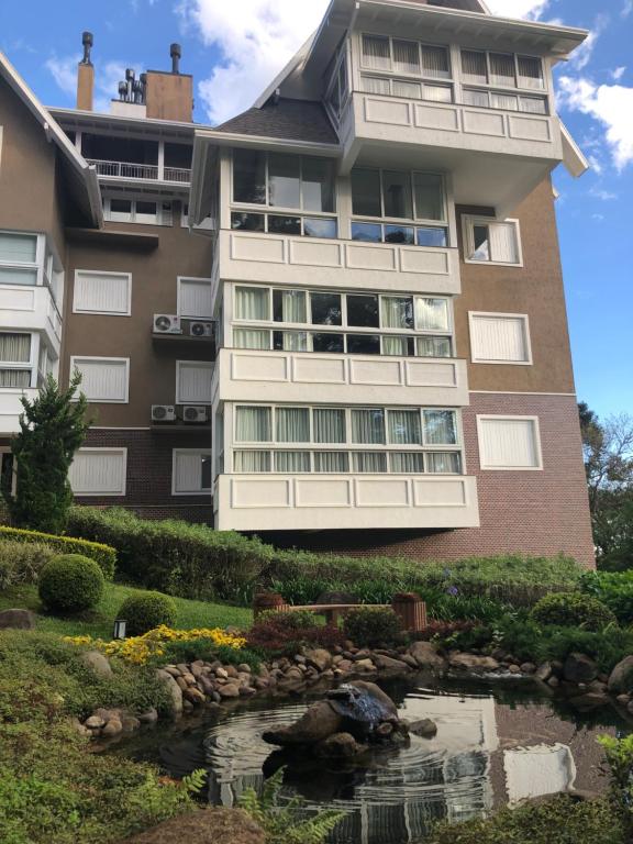 un edificio con un estanque frente a un edificio en Altos da Bela Vista, en Gramado