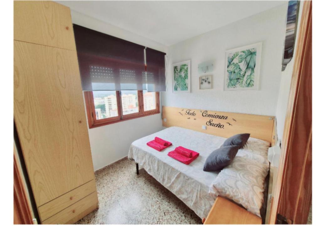 Postel nebo postele na pokoji v ubytování APARTAMENTO VISTAS AL MAR, 11 Planta, 50M PLAYA!!