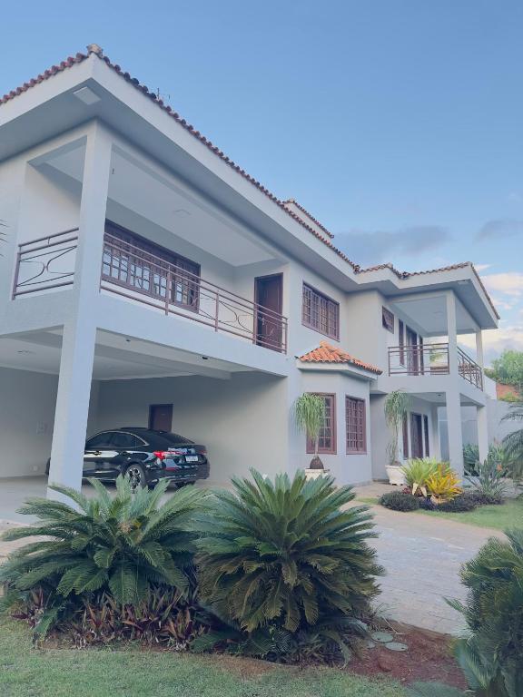 ein Haus mit einem davor geparkten Auto in der Unterkunft Mansão Primavera com 03 quartos e piscina aquecida in Brasilia