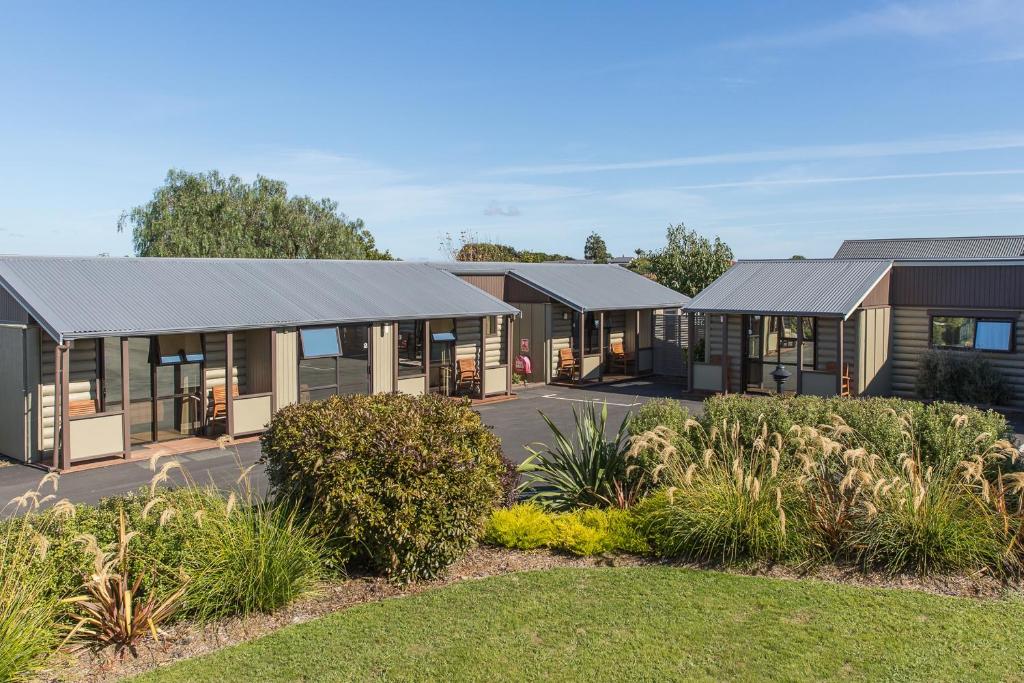 a row of mobile homes in a park at Welcome Inn Motel Levin in Levin