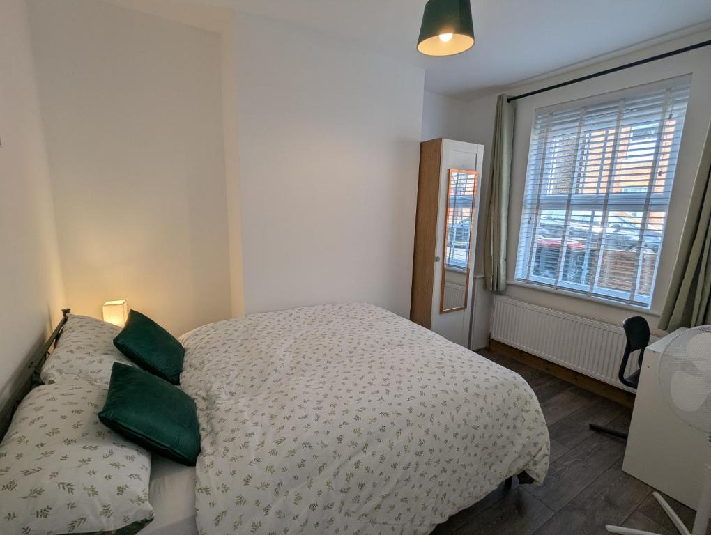 Ένα ή περισσότερα κρεβάτια σε δωμάτιο στο Fantastic 3-Bedroom House in Crawley - Near Gatwick