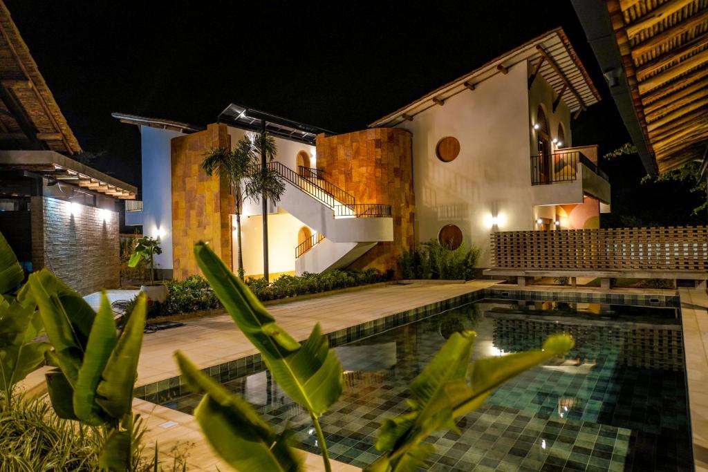 een huis met een zwembad in de nacht bij Hotel campanario campestre barichara in Barichara