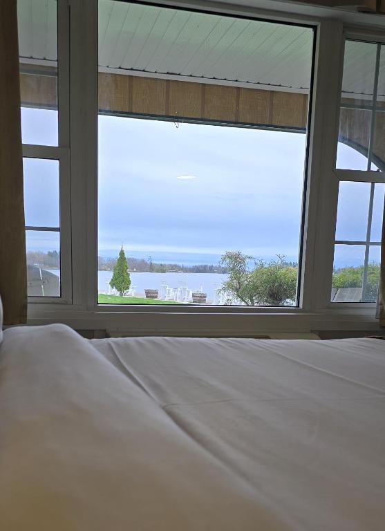 Postel nebo postele na pokoji v ubytování The Gananoque Inn
