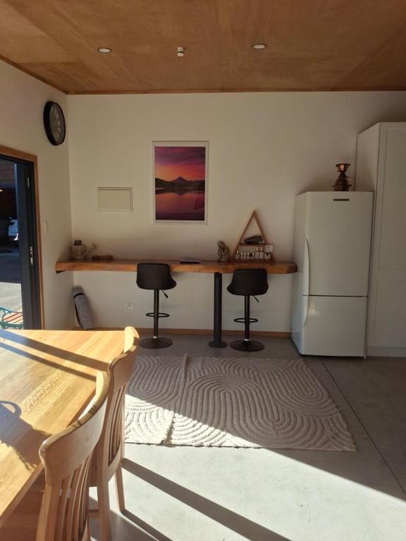 Kuchyň nebo kuchyňský kout v ubytování The Distillery- Lavender Farm Studio apartment