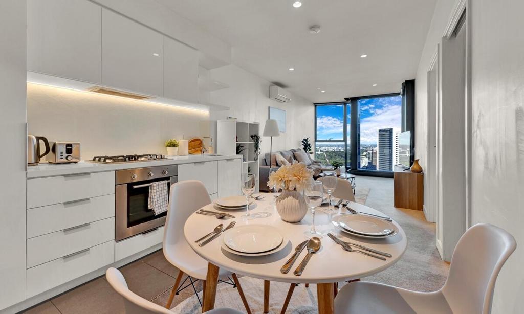 Η κουζίνα ή μικρή κουζίνα στο Lvl 42 2B1B Apartment with City Views - Central CBD Location