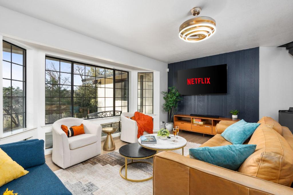 Χώρος καθιστικού στο Secluded Mtn Top Family Haven with Spa, Views & Arcade