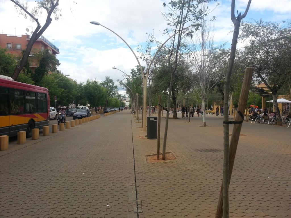 una calle con árboles y un autobús en una calle en Preciosas vistas Alameda, en Sevilla