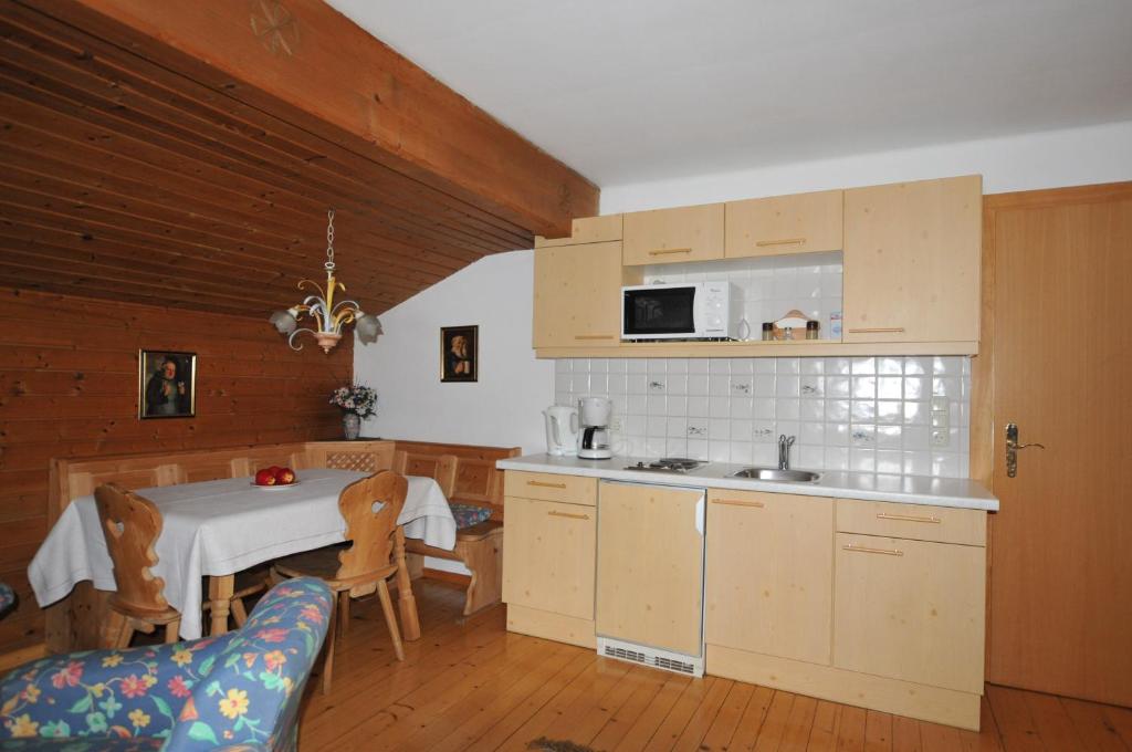 Kuchyň nebo kuchyňský kout v ubytování Frühstückspension & Appartements Eugenie