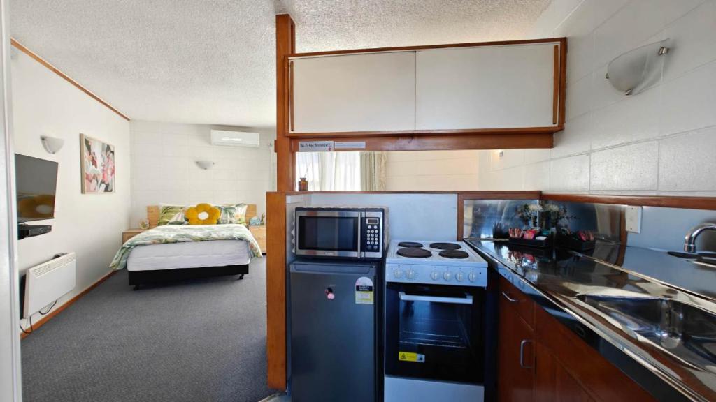Kuchyň nebo kuchyňský kout v ubytování Motel Six