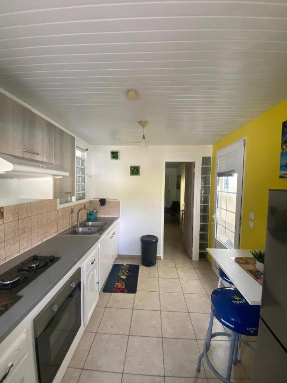 Kuchyň nebo kuchyňský kout v ubytování La Suite Odile Piscine