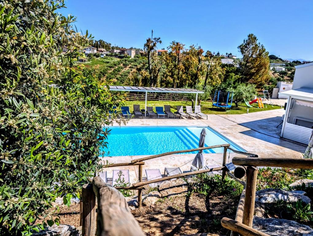 una piscina in un cortile con recinzione di CI VULIA b&b - Sicilia sea, pool, bbq, tv, wi-fi ad Alcamo Marina