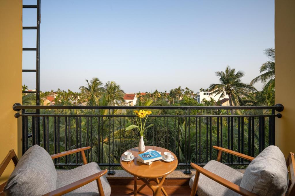 Balkón nebo terasa v ubytování The Lancelynk Boutique & Pool - Bar Hoi An