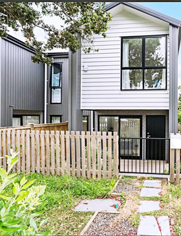 Close to New Lynn train station 3 bedroom townhouse - Resim 6