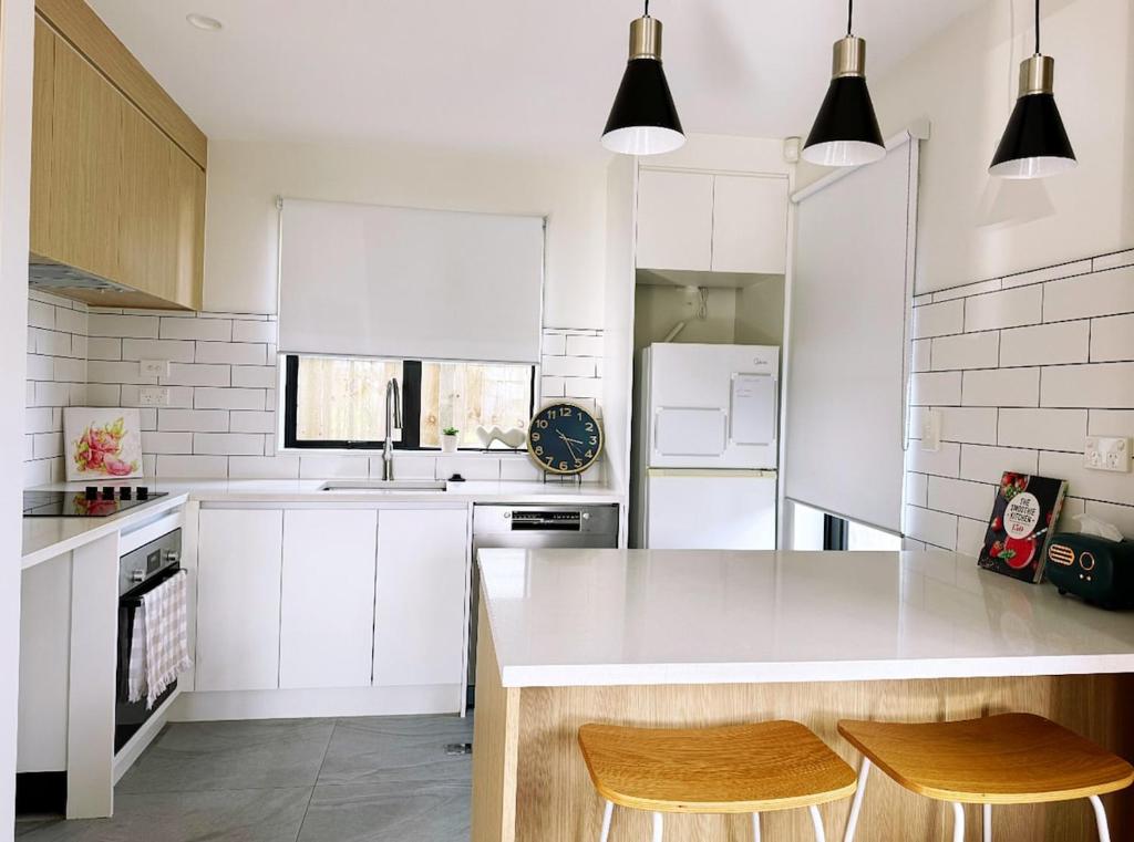 Close to New Lynn train station 3 bedroom townhouse - Resim 1