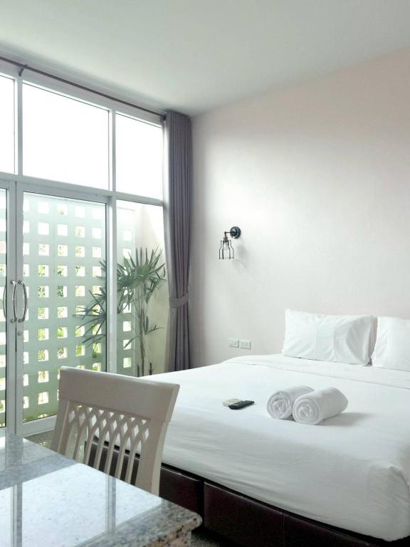 Postel nebo postele na pokoji v ubytování โรงแรมสบาย พาเลซ