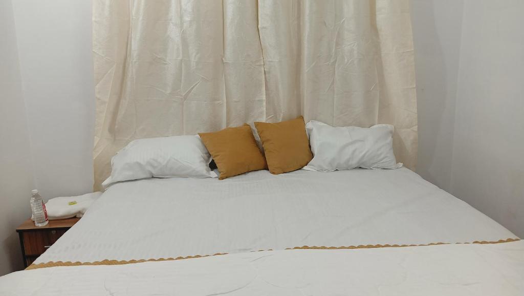 Postel nebo postele na pokoji v ubytování Maa Sanktha P Gest House