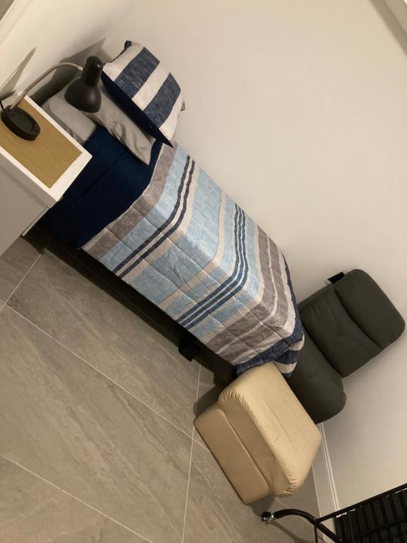 Postel nebo postele na pokoji v ubytování Exec Suites 7 min to Ocean