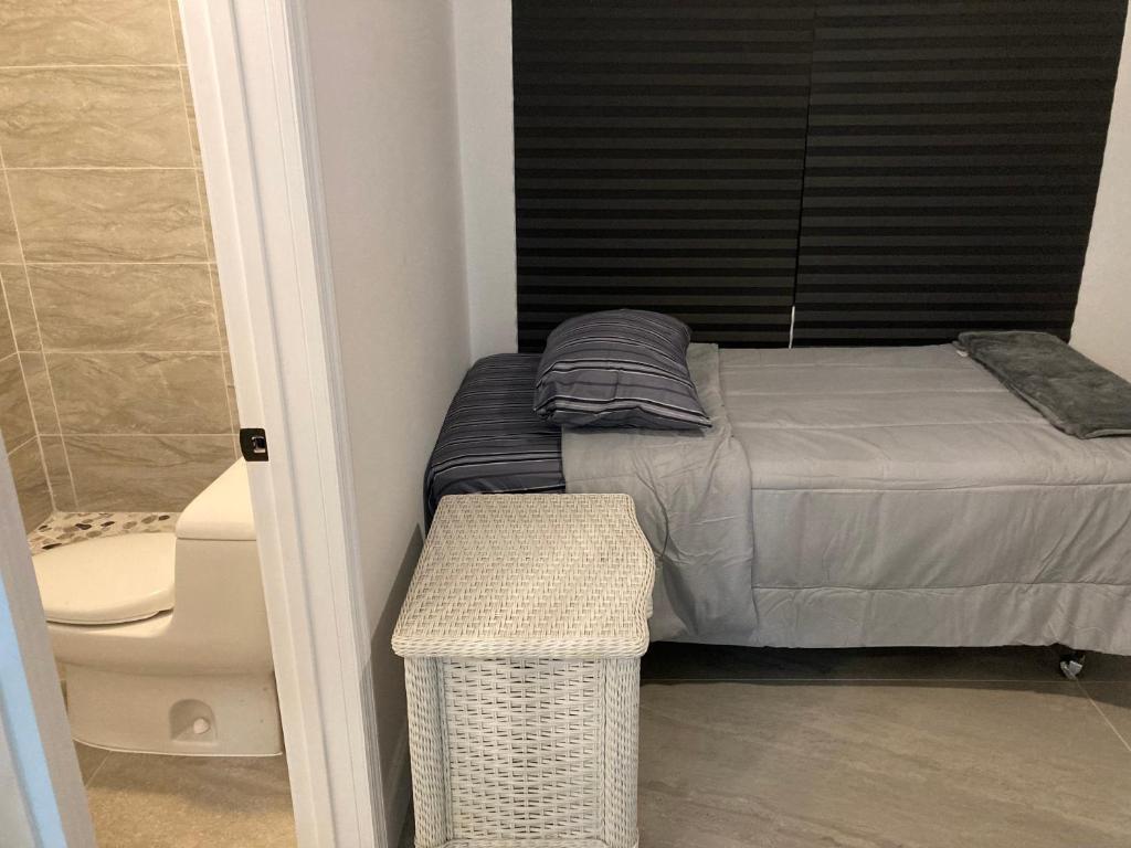 Postel nebo postele na pokoji v ubytování Exec Suites 7 min to Ocean
